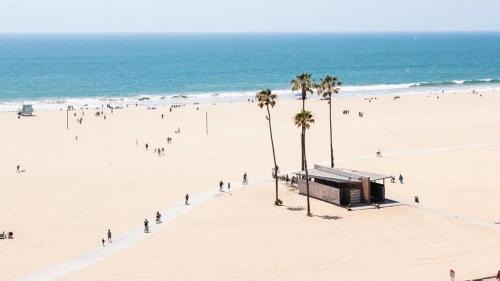Ocean Park Apartment | Beachside Haven in Santa Monica - Steps from Ocean
