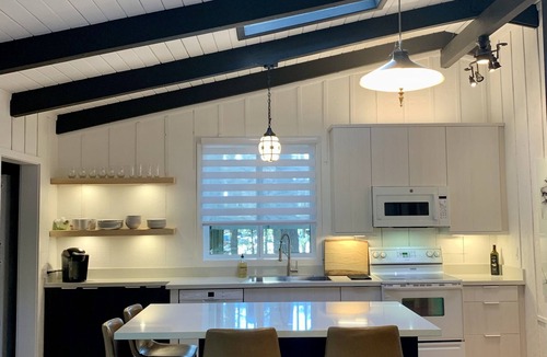 Munds Park House | Bear Treehouse - An acre of cool pines, AC, walking distance to fun!