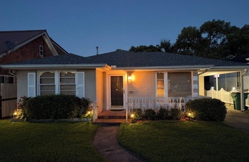 Jefferson House | Beautiful 2-bedroom house located 3 Blocks from Oschner Hospital Main Campus
