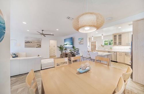 Ventura House | Beautiful & Airy Boho Glam Vacation House in Ventura - AC, King Bed, EV Charger