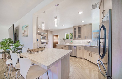 Ventura House | Beautiful & Airy Boho Glam Vacation House in Ventura - AC, King Bed, EV Charger