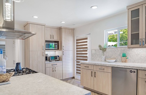 Ventura House | Beautiful & Airy Boho Glam Vacation House in Ventura - AC, King Bed, EV Charger