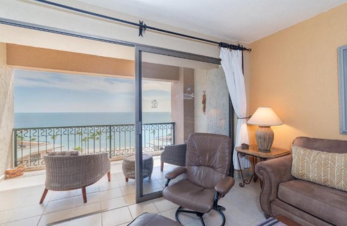 Backus House | Beautiful Beachfront Retreat with Panoramic Ocean Views
