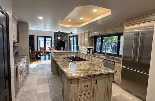 Reedley House | Beautiful Chateau by the Kings River and only minutes away from the Sierras.
