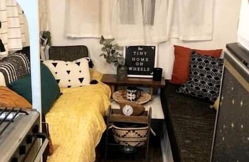 Darnestown Cottage | Beautiful Farmstay Hill Cottage and Tiny Equipped Camper in Maryland