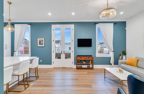 Faubourg Marigny House | Beautiful Home in The Marigny Triangle with Balcony