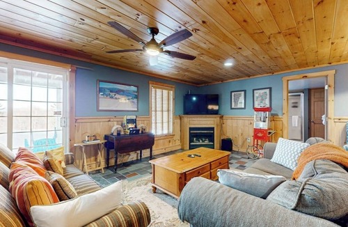 Stratton and Bromley Ski Areas House | Beautiful house w/mountain & pond views, hot tub, pool table, bbq, firepit, w/d