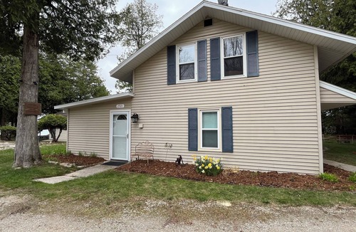 Baileys Harbor Cottage | Beautiful Lakeside Cabin - Great Location & Amenities (Canoe, Kayak, Boat, etc)