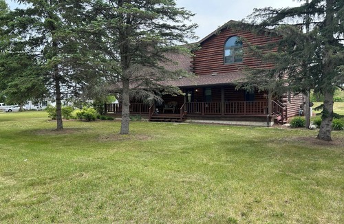 New Lisbon Cabin | Beautiful log cabin minutes away from Castle Rock lake & Buckhorn St. park