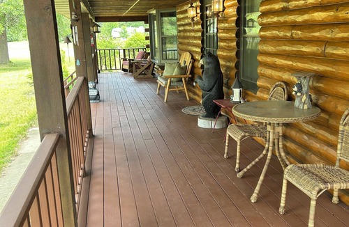 New Lisbon Cabin | Beautiful log cabin minutes away from Castle Rock lake & Buckhorn St. park