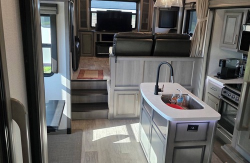 Climbing Hill House | Beautiful luxury camper in country setting just 1 mile from town.