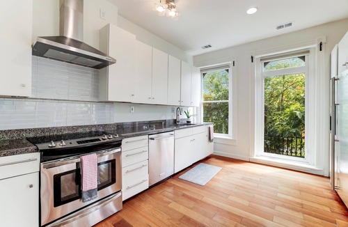 Eckington Apartment | Beautiful Modern Penthouse in heart of city, very walkable !