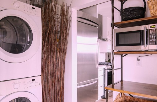 Venice Apartment | Beautiful one bedroom 1 1/2 blocks from Venice beach