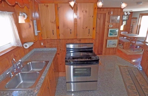 Plymouth House | Beautiful, Quiet, WiFi, Heat, AC