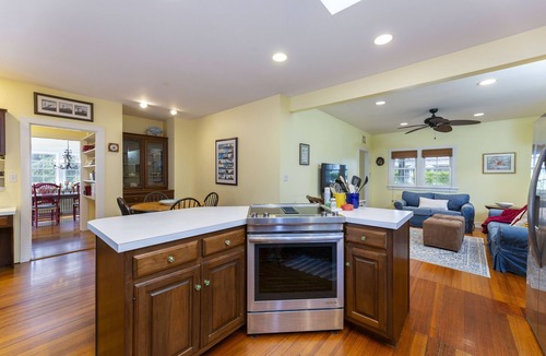 Jamestown House | Beautiful Shoreby Hill Cottage
