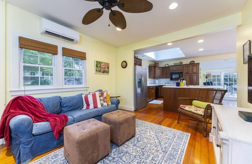 Jamestown House | Beautiful Shoreby Hill Cottage