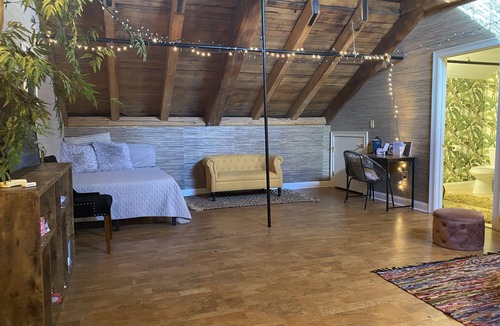 Windsor House | Beautiful Spacious Loft Style Townhome, 10 mins from train station and airport!