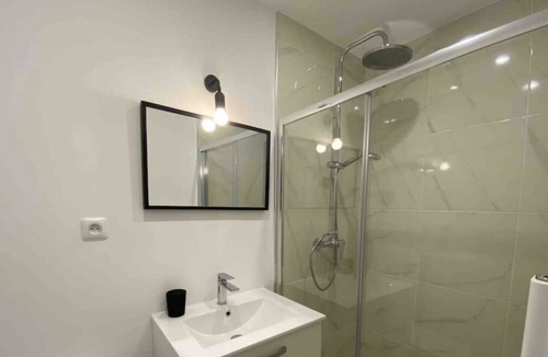 Chaumontel Apartment | Beautiful "Street Art" Apartment near Parc Asterix, Chantilly, CDG Airport