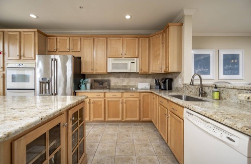 Sunset Island House | Beautiful Townhouse @67th, 2 Pools, FREE Linens/Towels, Grill, Baby Crib too!