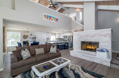Hollywood House | Beautifully Remodeled Beach Retreat: Steps to Sand & Harbor – Ideal for Families
