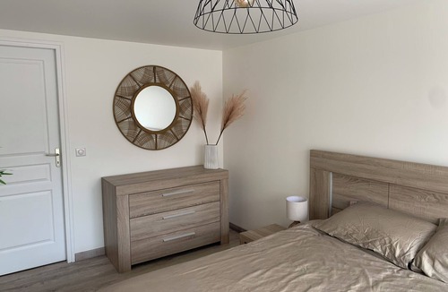 Le Mesnil-Amelot Bed & Breakfast | Bedroom with separate bathroom