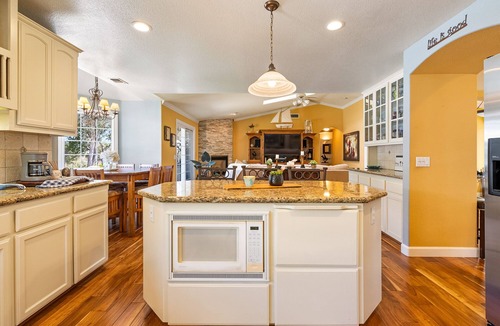 Templeton House | Behind The Red Door/Pool/Middle of Wine Country/Private/Gated/Pool Table