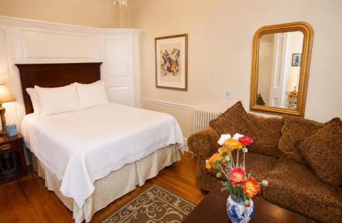 Top of the Hill Bed & Breakfast | Bellevue House