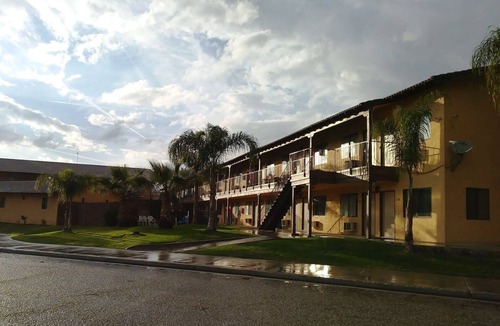 Oildale Hotel | Best Economy Inn n Suites