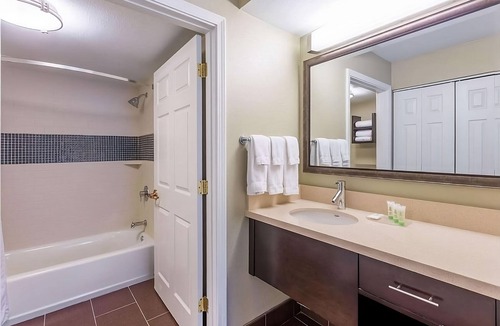 Highlands - Perkins Hotel | Best Value, Quality Stay! 2 Units Close to Bluebonnet Swamp Nature Center! Pool!