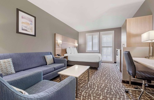 Lake Elsinore Hotel | Best Western Plus Lake Elsinore Inn & Suites