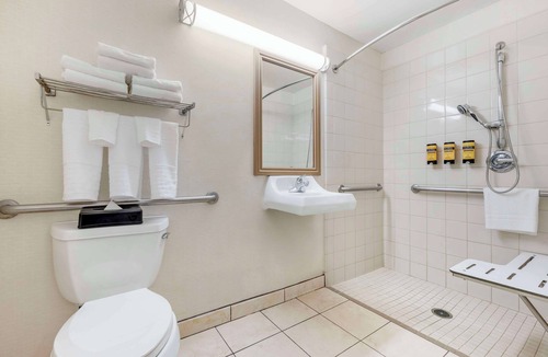 Lake Elsinore Hotel | Best Western Plus Lake Elsinore Inn & Suites
