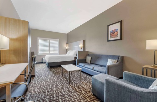 Lake Elsinore Hotel | Best Western Plus Lake Elsinore Inn & Suites