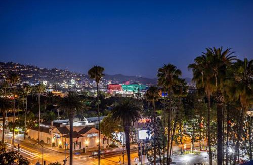 Beverly Grove Apartment | Beverly Hills Private Residence with Rooftop Jacuzzi
