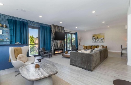 Beverly Grove Apartment | Beverly Hills Skyline Retreat with Rooftop Jacuzzi