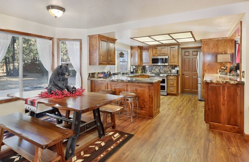Evergreen Estates Ski Chalet | Big Bear Frontier- Hot Tub- Games Relaxing Central Retreat