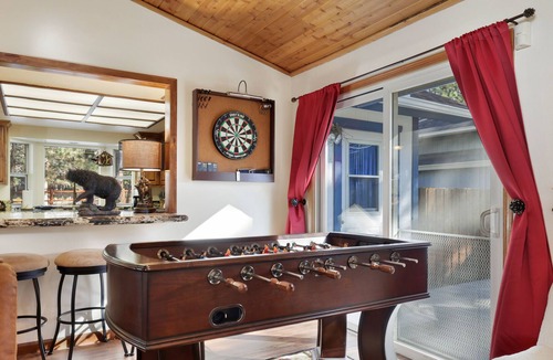 Evergreen Estates Ski Chalet | Big Bear Frontier- Hot Tub- Games Relaxing Central Retreat