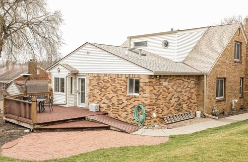 Morton Meadows House | Big upper unit handicap retreat, 4br-3bt. fireplace and family room