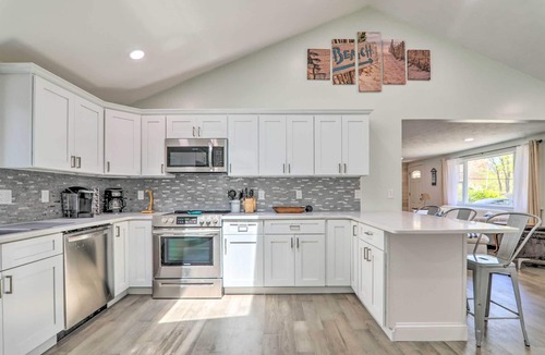 Centerville Cottage | Bike to Beach: Centerville Home w/Deck!