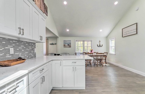 Centerville Cottage | Bike to Beach: Centerville Home w/Deck!