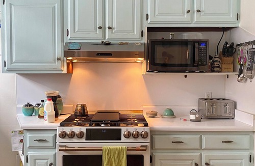 Broadmoor House | Bird-of-Paradise retreat: peaceful + easy parking
