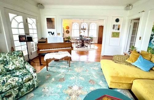 Broadmoor House | Bird-of-Paradise retreat: peaceful + easy parking