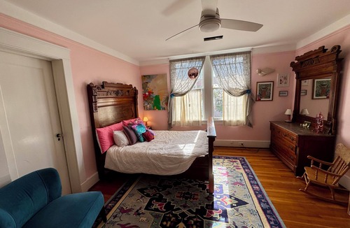 Broadmoor House | Bird-of-Paradise retreat: peaceful + easy parking