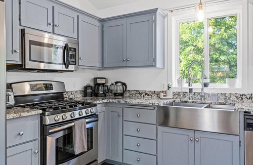 Blaine House | Blaine Oasis: Hot Tub, Fireplace, & Ping Pong Table! By National Sports Center