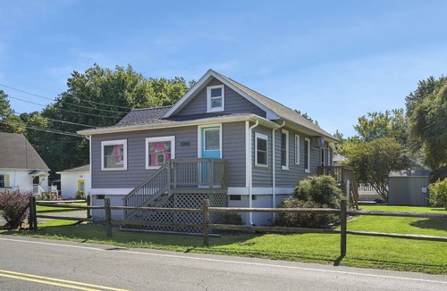 Chincoteague Cottage | Blue Crab Bungalow | In-Town Chincoteague Retreat w/Enclosed Porch, EV Charger & Pet Friendly