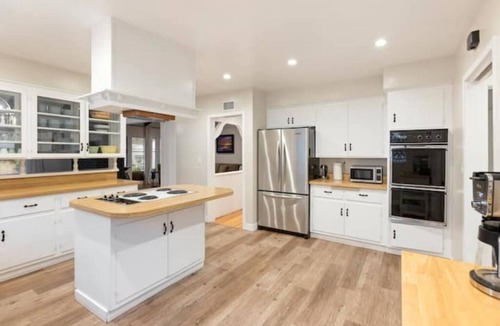 Valley Glen House | Blue Door Oasis 5 min from Universal and Hollywood