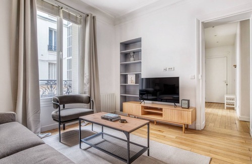 17th Arrondissement Apartment | Blueground | Batignolles, office & intercom