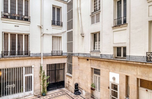 17th Arrondissement Apartment | Blueground | Batignolles, office & intercom