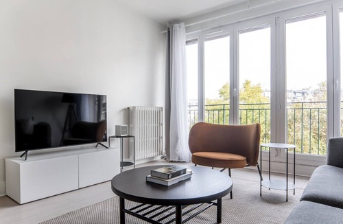 17th Arrondissement Apartment | Blueground | Pereire, concierge, nr Ternes