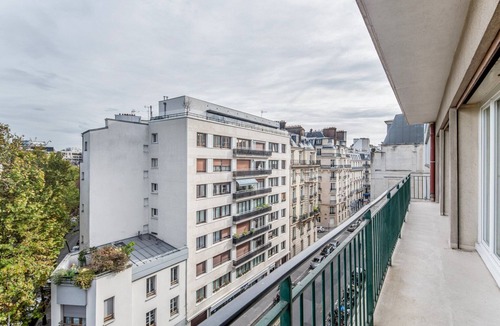 17th Arrondissement Apartment | Blueground | Pereire, concierge, nr Ternes