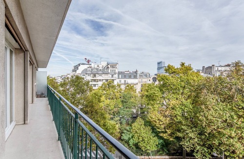 17th Arrondissement Apartment | Blueground | Pereire, concierge, nr Ternes